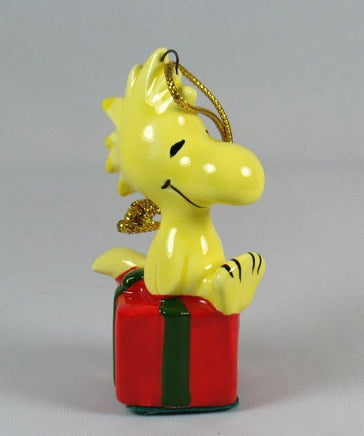 1975 Woodstock's Gift Christmas Ornament (2 Tiny Paint Flecks) - snoopn4pnuts.com