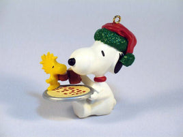 1991 Snoopy and Woodstock Pizza Christmas Ornament (NEAR MINT) - snoopn4pnuts.com