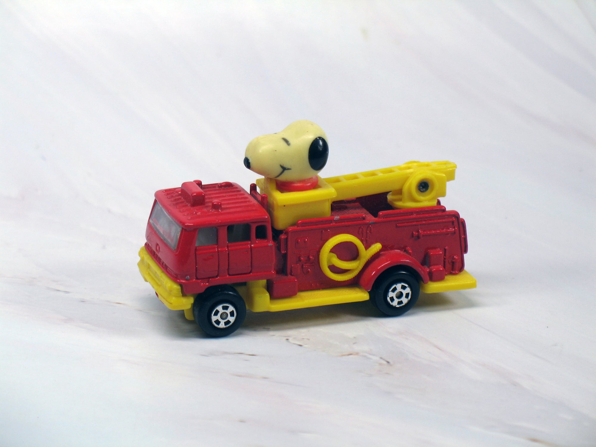 Snoopy Drives Fire Truck (Near Mint/Ladder Doesn't Move)| snoopn4pnuts.com