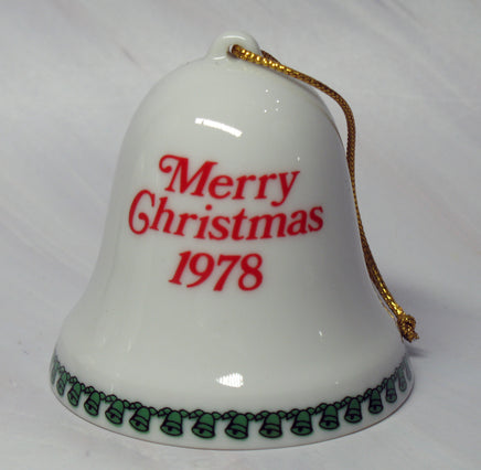 1978 Peanuts Porcelain Christmas Bell Ornament - Snoopy On Wreath - snoopn4pnuts.com