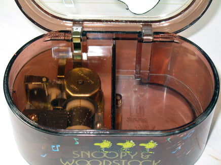 Snoopy Vintage Music / Trinket Box - Plays "Yesterday" (Near Mint) - snoopn4pnuts.com