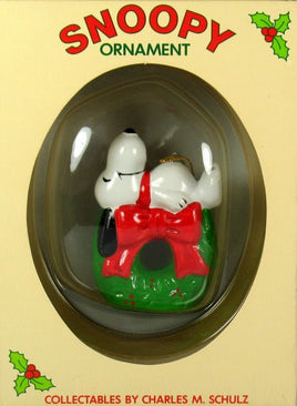 Snoopy On Wreath Christmas Ornament (No Box) - snoopn4pnuts.com