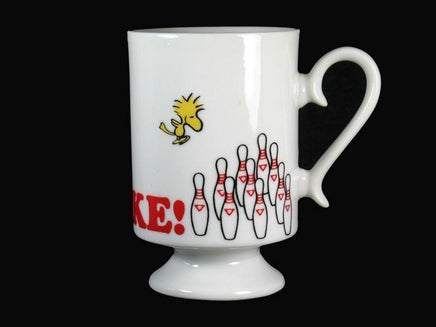 Snoopy Vintage Bowling Pedestal Mug - Strike! (Mug Cracked - For Display Only)