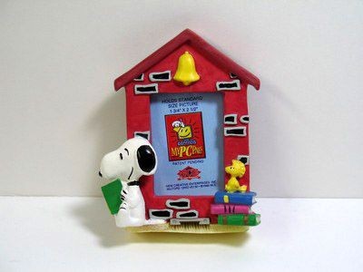 Snoopy on dog house badge holder with retractable reel