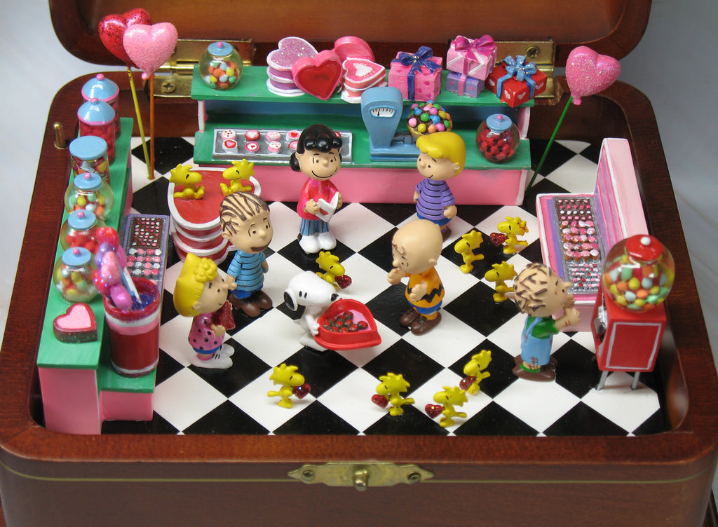 Danbury Mint Peanuts Music Box - Happy Valentine's Day, Peanuts Gang