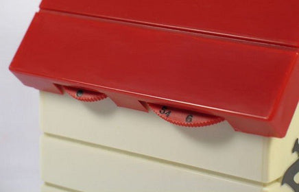 Snoopy's Doghouse Portable AM Radio - snoopn4pnuts.com