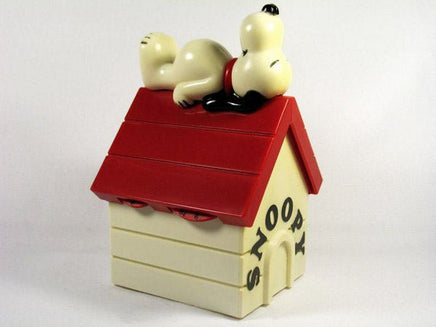 Snoopy's Doghouse Portable AM Radio - snoopn4pnuts.com
