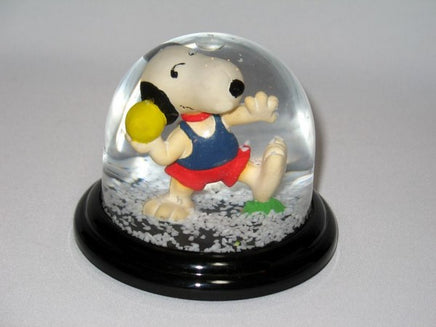Snoopy Shotput Snow Globe