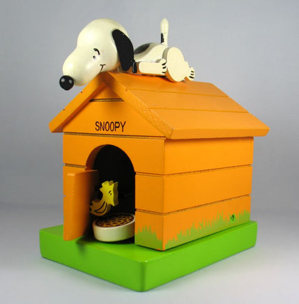 Snoopy And Woodstock Vintage Animated & Musical Doghouse (Plays "Raindrops Keep Falling On My Head" 