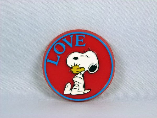 MOLDED PINBACK BUTTON: LOVE