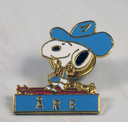 Snoopy Snow Mountain Resort Cloisonne Pin - Å R E (In Sweden) RARE! - snoopn4pnuts.com