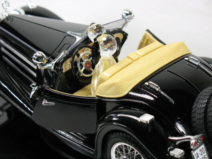 Silver Deer Crystal Snoopy Driving Diecast Mercedes Roadster In Display Case - snoopn4pnuts.com