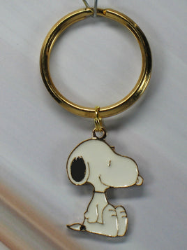 Snoopy Sitting Metal and Enamel Key Chain - snoopn4pnuts.com