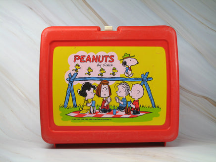 Vintage Peanuts Picnic Lunch Box With Thermos Bottle (Bottle Not Seen In Photo) - snoopn4pnuts.com