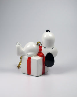 1975 Snoopy On Gift Christmas Ornament - snoopn4pnuts.com