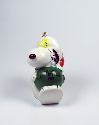 1981 Snoopy Holding Christmas Ball Ornament - snoopn4pnuts.com