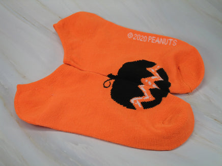 Charlie Brown's Zig - Zag Matching No Show Halloween Socks - snoopn4pnuts.com