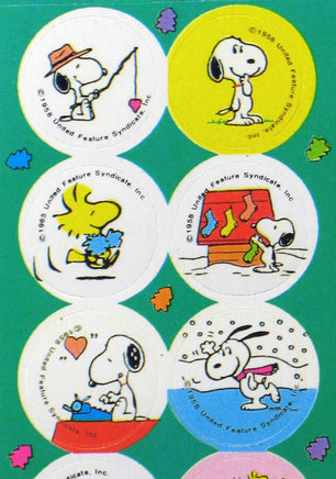 Snoopy Holiday Circle - Shaped Stickers - snoopn4pnuts.com