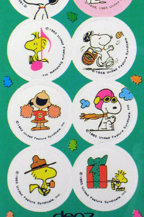 Snoopy Holiday Circle - Shaped Stickers - snoopn4pnuts.com