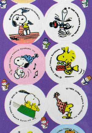 Snoopy Holiday Circle - Shaped Stickers - snoopn4pnuts.com