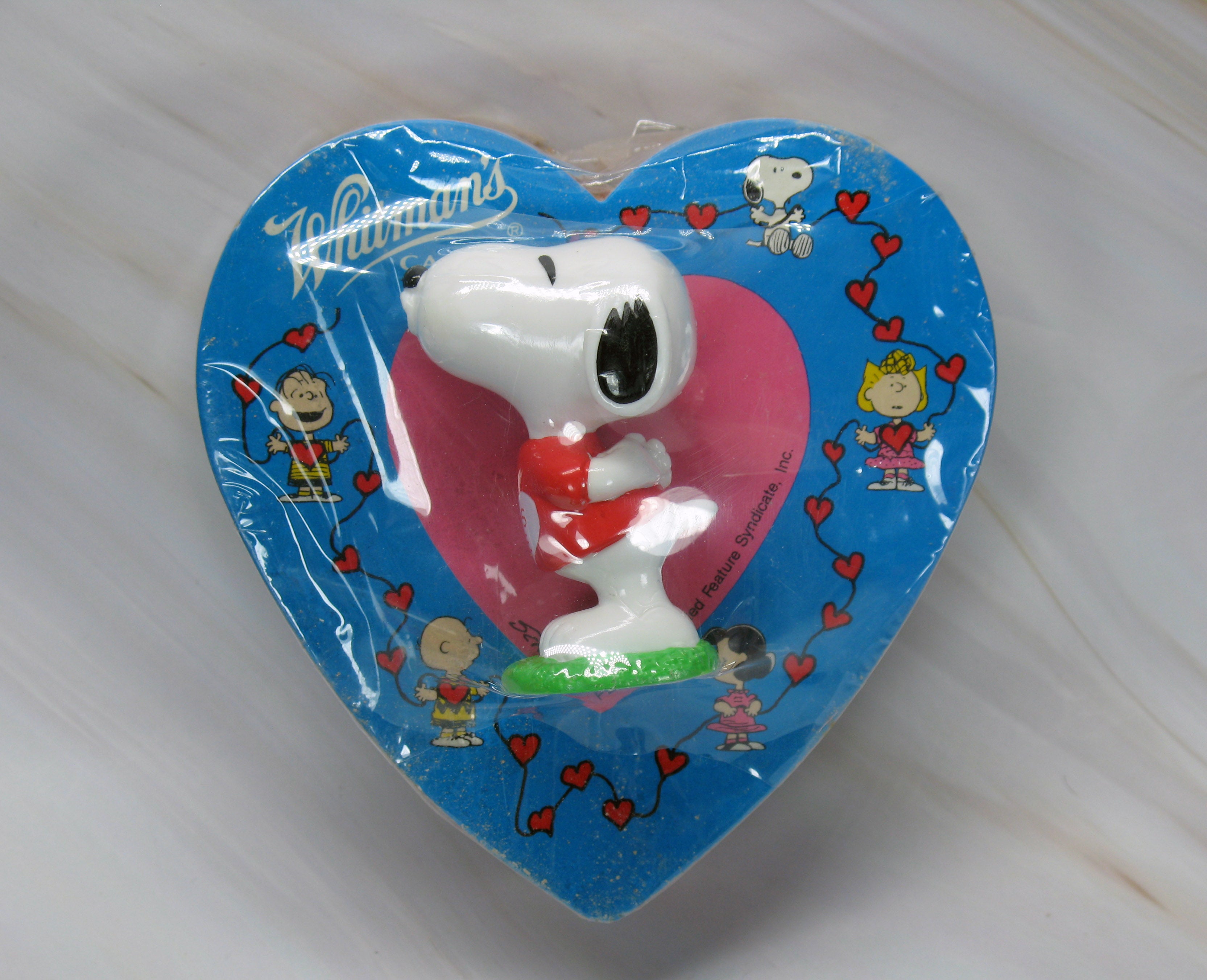 SNOOPY KISSING VALENTINE'S DAY PVC (MINT Condition But NOT On Candy Bo ...
