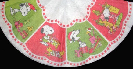 Snoopy and Friends Fleece Christmas Tree Skirt or Table Cover - RARE! (New But Near Mint) - snoopn4pnuts.com